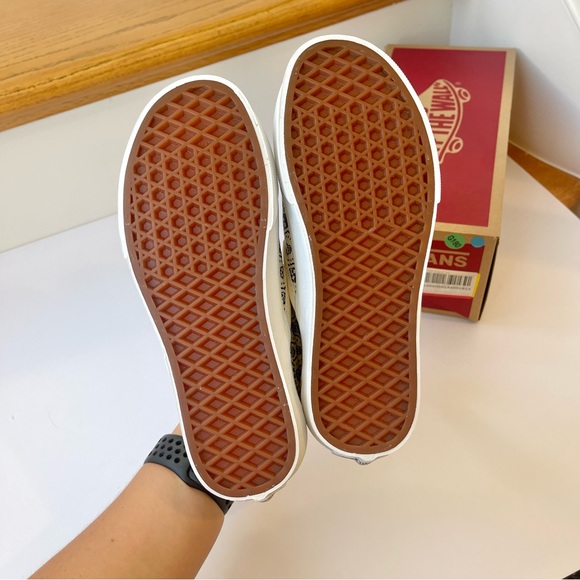 NWT Vans Classic Slip On shoes in black / cream bandana skull skate sneaker - Picture 8 of 13